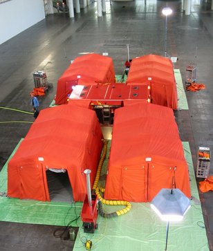 Vollständig aufgebauter Dekontaminationsplatz des AB-Dekon-Z: Freiwillige Feuerwehr Hannover - Ortsfeuerwehr Davenstedt
